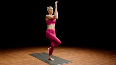 how-to-do-eagle-pose-in-yoga-(garudasana)